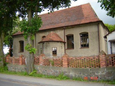 Kościół oraz ogrodzenie z czerwonej cegły z XVIII w.