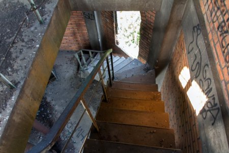 Betonowe schody między II piętrem a III piętrem