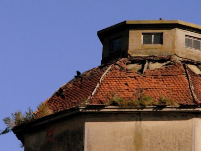 Zniszczone pokrycie dachowe